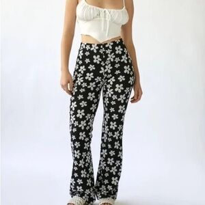 Urban Outfitters Daisy Flare Pant Small🖤🤍